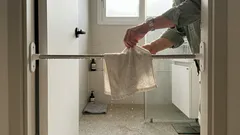 다이소 문틀 훅+압축봉으로 욕실 문 앞 수건걸이 만드는 법